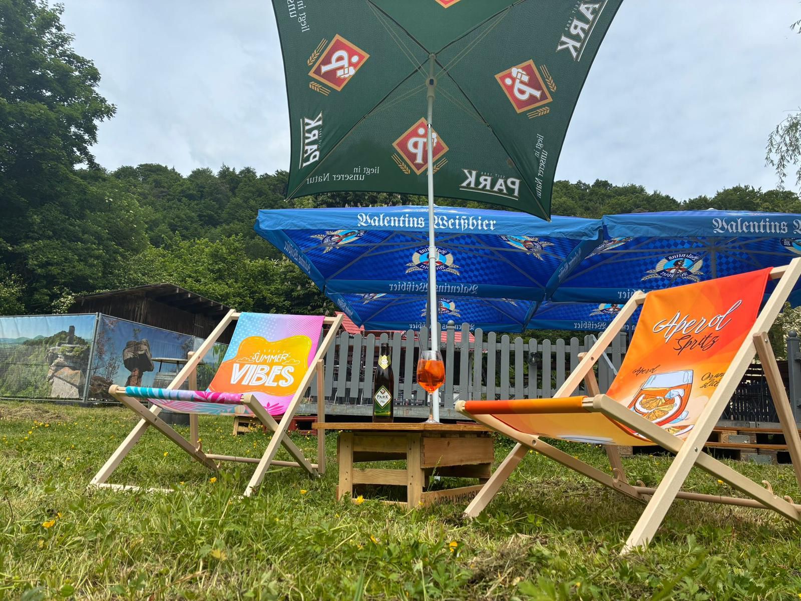 Liegestühle am Horbach mit Aperol Spritz