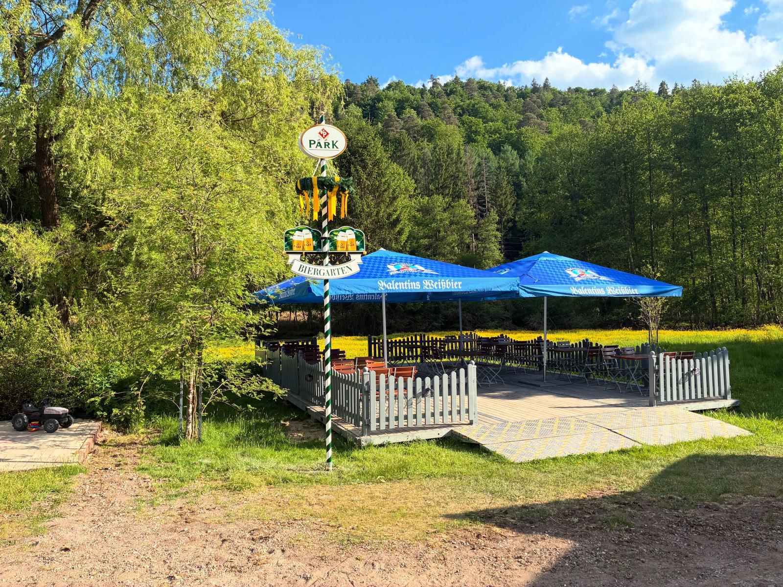 Schorlepark Biergarten mit Blick auf den Wald